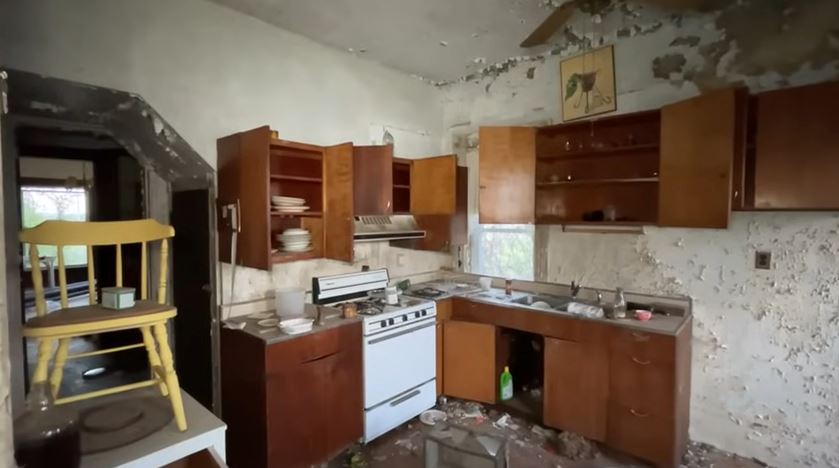 Abandoned Century Farm House in Maine