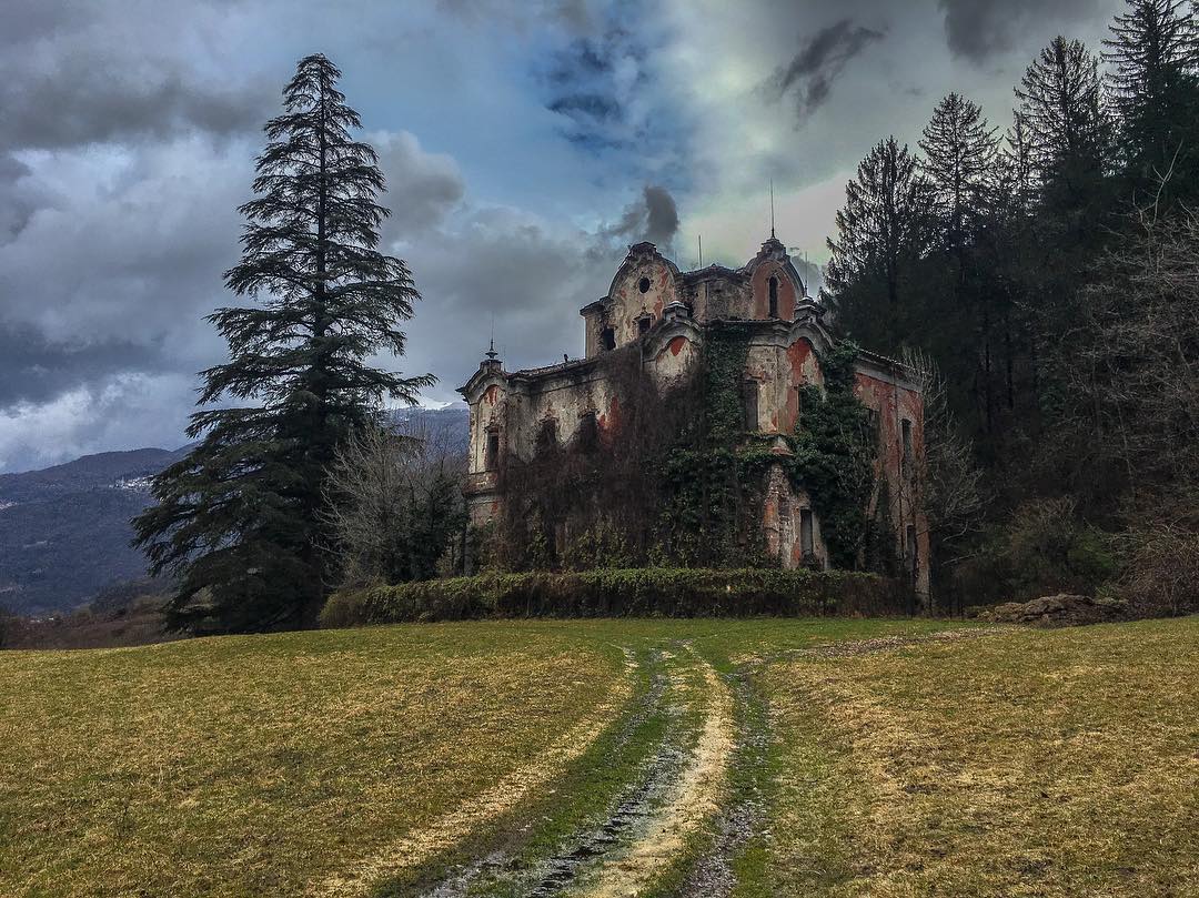 Abandoned VILLA DE VECCHI