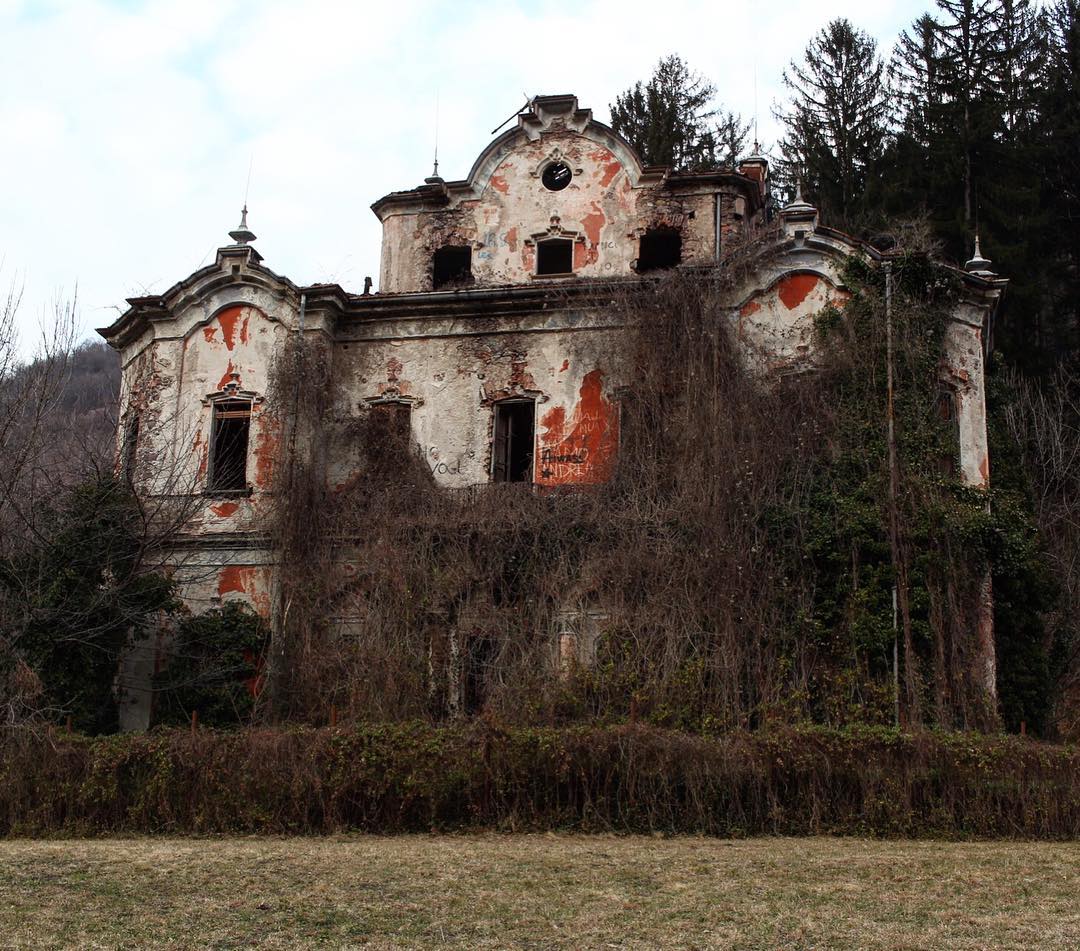 Abandoned VILLA DE VECCHI