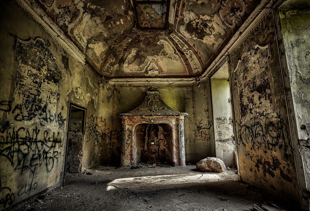 Abandoned VILLA DE VECCHI