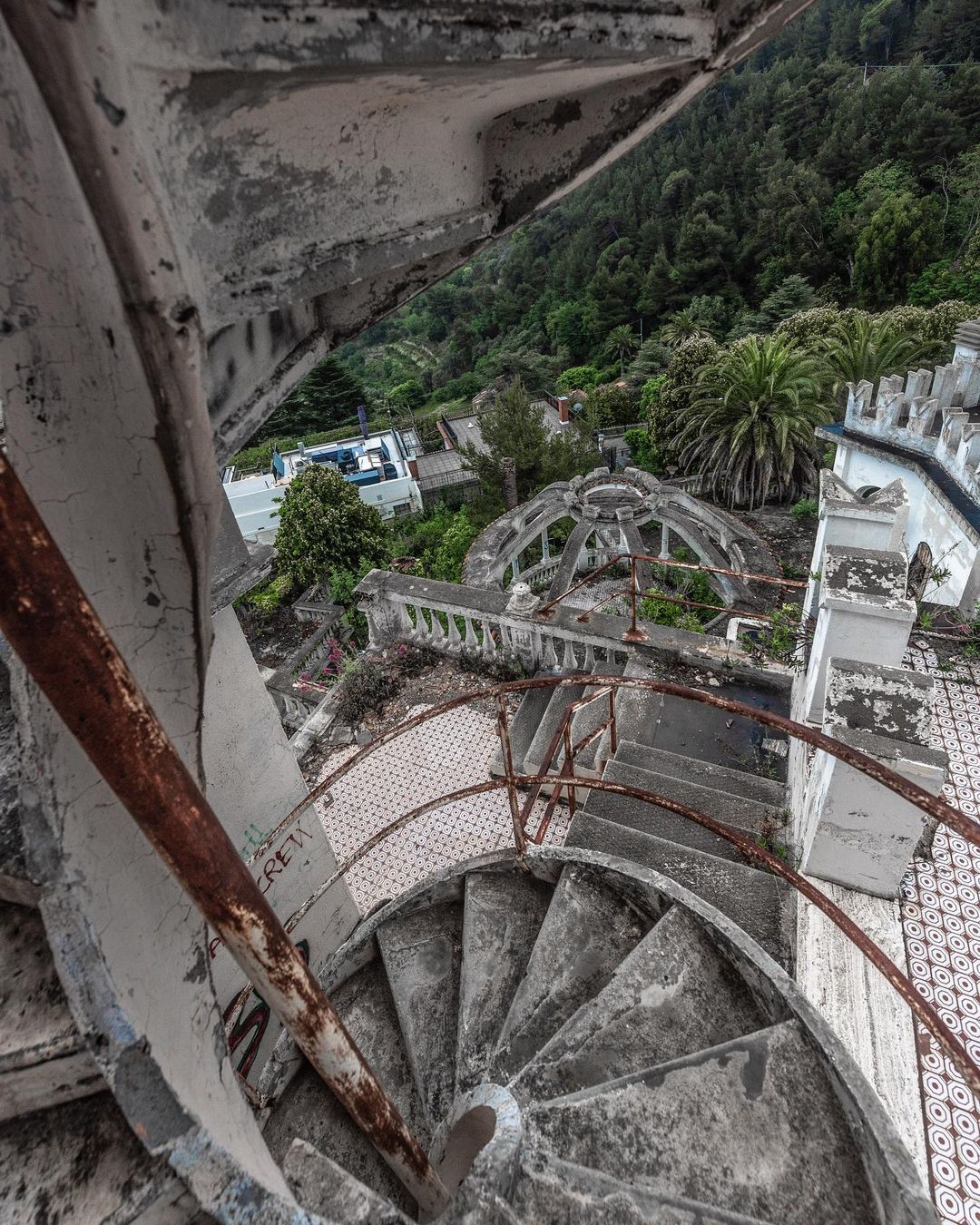 Abandoned Hotel Puerta del Sol in Italy