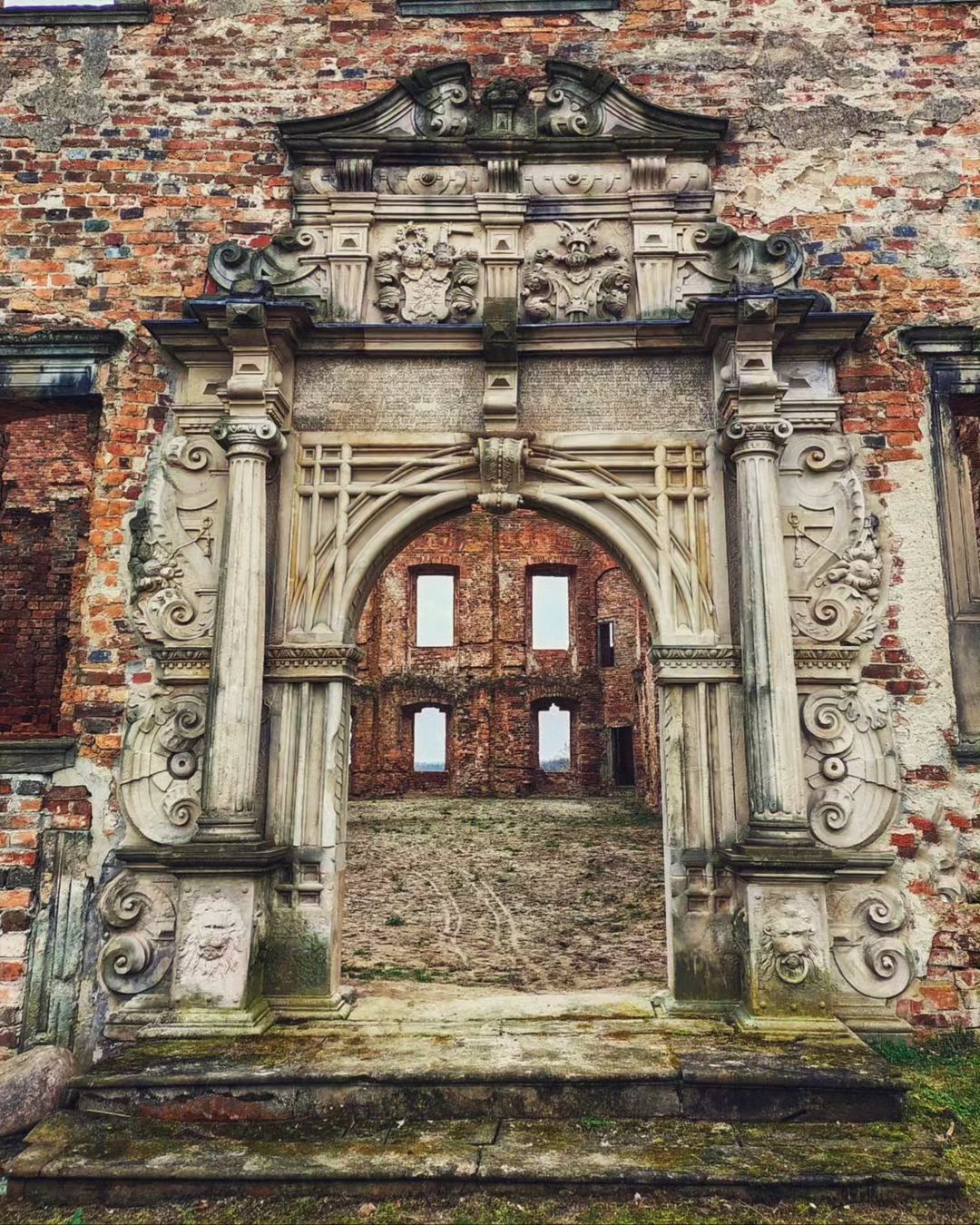 Abandoned Castle Zamek Carolath w Siedlisku