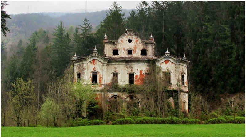 Abandoned VILLA DE VECCHI