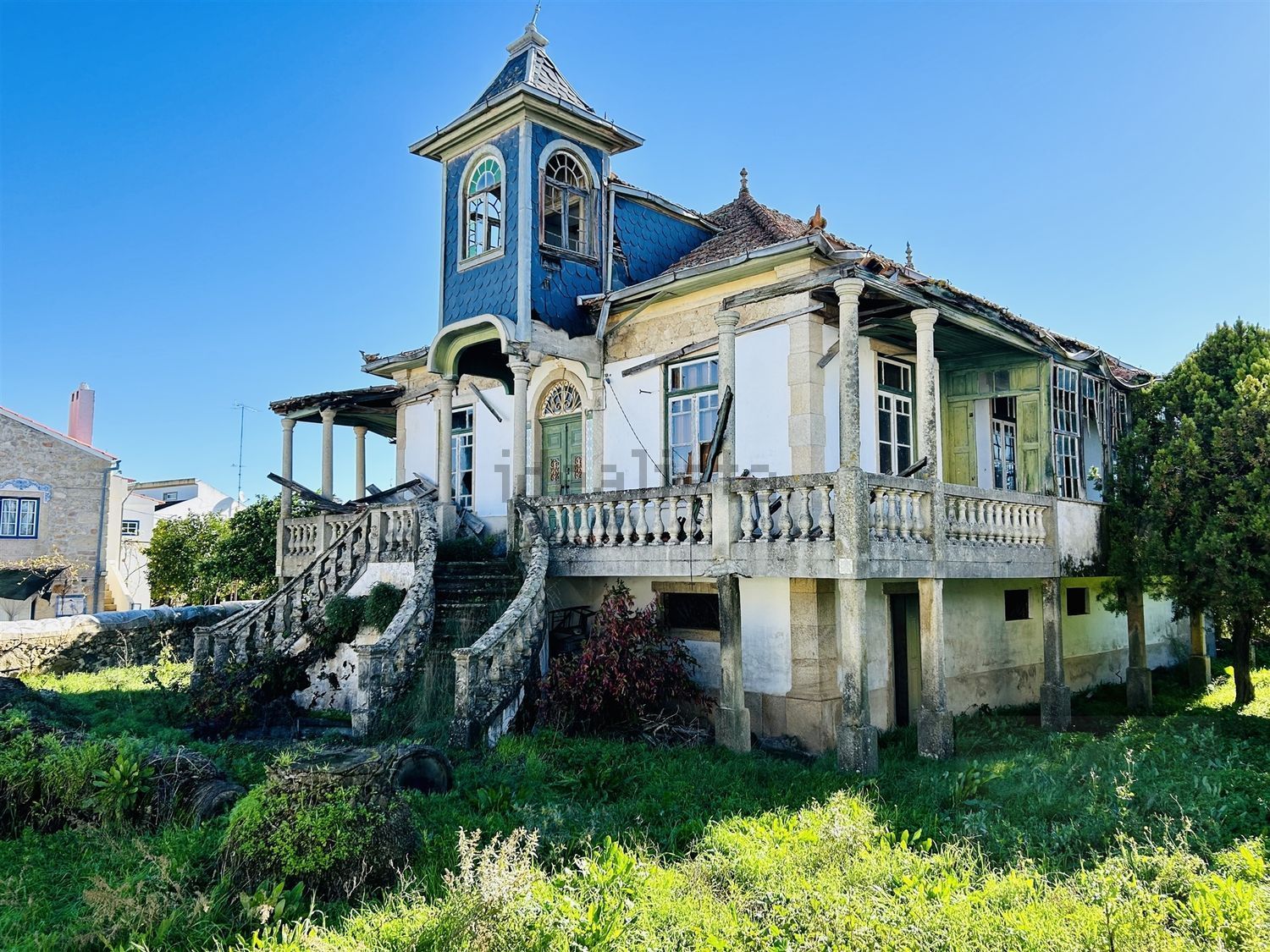 Abandoned Mansion Palacete De Oledo in Portugal