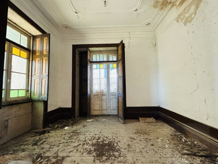 Abandoned Mansion Palacete De Oledo in Portugal