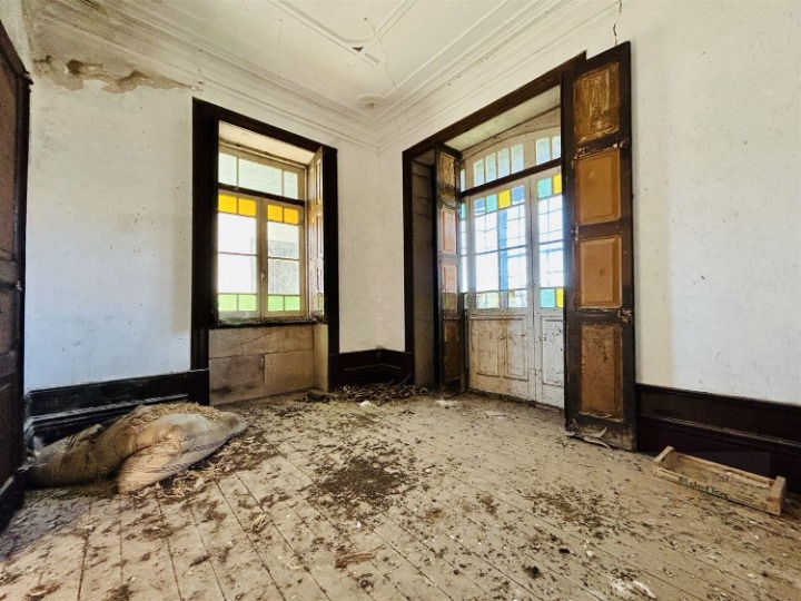 Abandoned Mansion Palacete De Oledo in Portugal