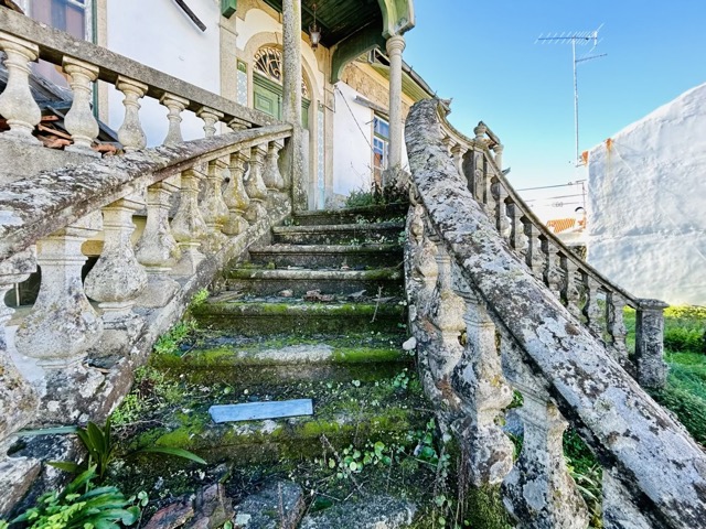 Abandoned Mansion Palacete De Oledo in Portugal