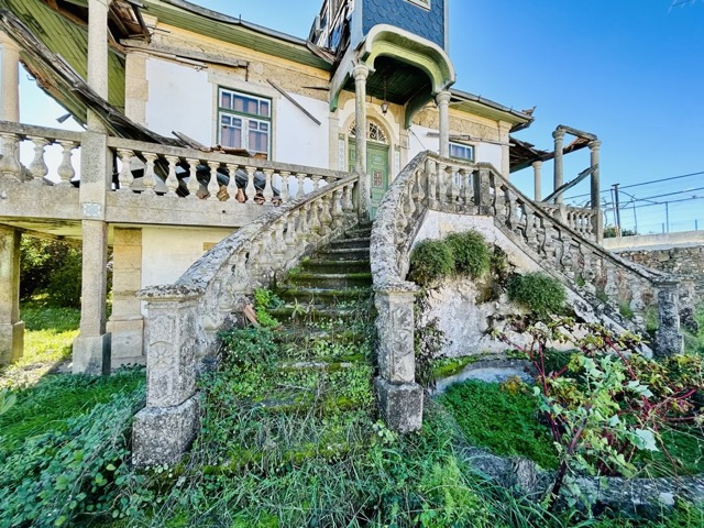 Abandoned Mansion Palacete De Oledo in Portugal